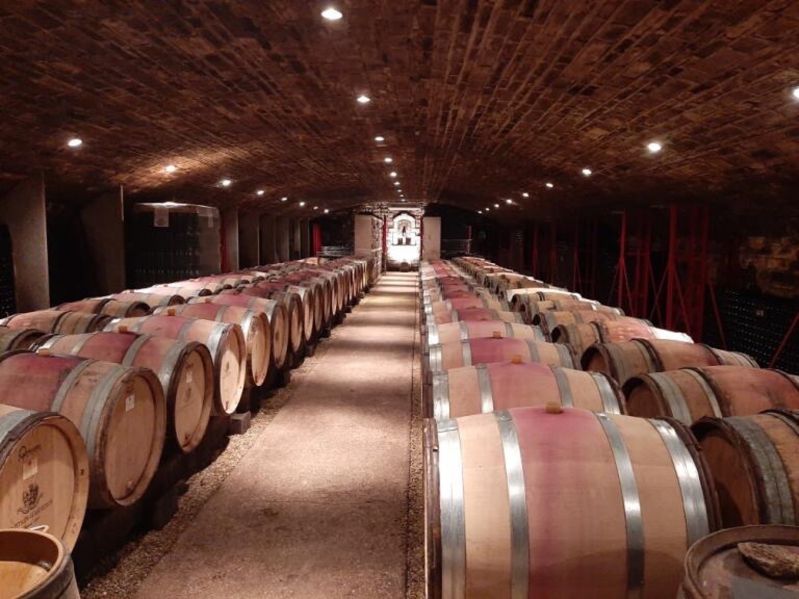 Œnologue pour conseil pour le choix des outils d’élevage de vos vins à Pomerol Saint-Émilion